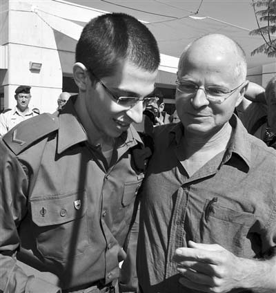 以色列士兵被基地绑架5年 最终以1024人被换