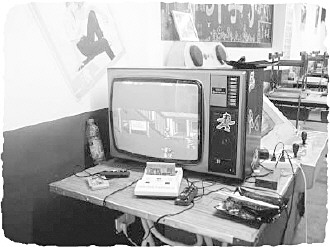 老式电视机连着小霸王游戏机