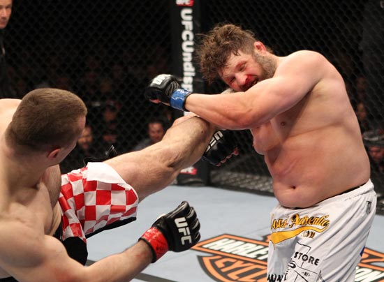 "大肚佛"罗伊-尼尔森(roy nelson)地面拳tko克罗地亚战警米尔科,失利