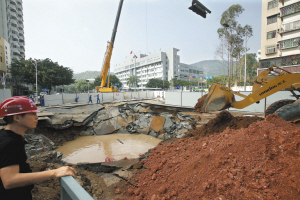 广深港客运工地塌大坑 梅林路十字路口沦陷(组图)