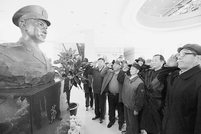 在苏宁烈士的塑像前,老兵们向英雄敬礼.