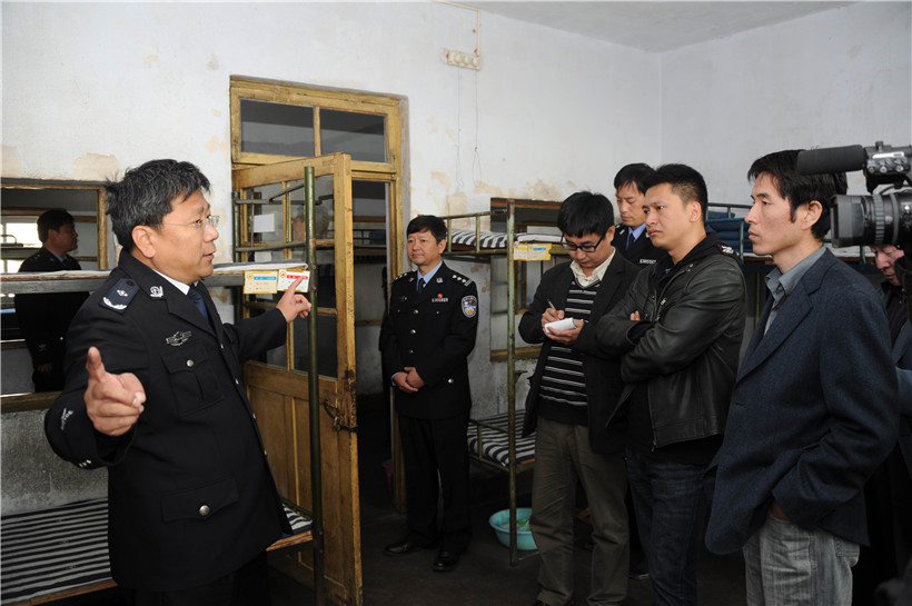 高清组图:深州监狱还原王振轻越狱过程 用浇水管翻越围墙