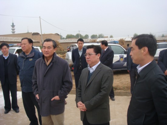 王毅主任在甘肃省,临夏州等领导的陪同下,在广河调研扶贫工作