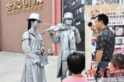 行为艺术亮相三乡古典家具文化节(图)