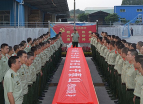 镌写忠诚 武警某部组织扛红旗大签名活动(组图)