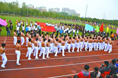 高校运动会64名男生赤膊展示刚健 引全场尖叫(图)