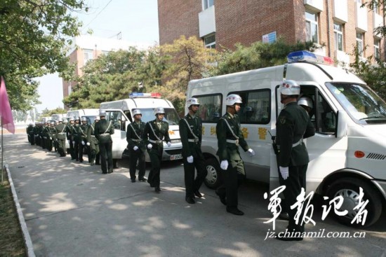 北京卫戍区警备纠察在重要地段执勤检查(1)(组图)