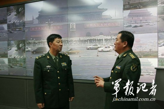 北京卫戍区警备纠察在重要地段执勤检查(1)(组