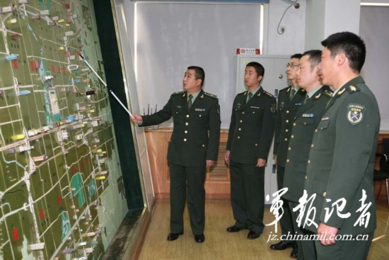 北京卫戍区警备纠察在重要地段执勤检查(1)(组图)