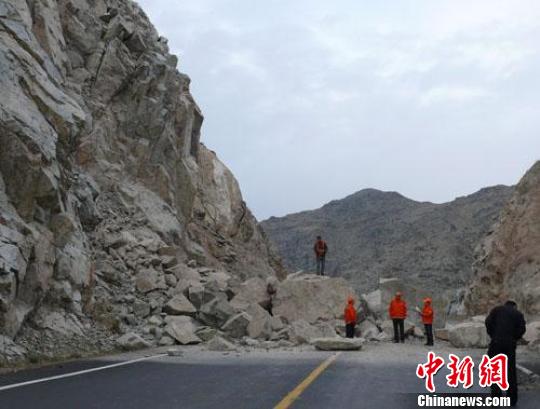 新疆伊犁地震致国道G218线山体坍塌 交通中断