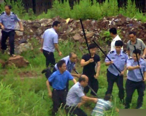 她的说法,引发此事是因为某位领导滥用职权,为其利害关系人出面帮忙