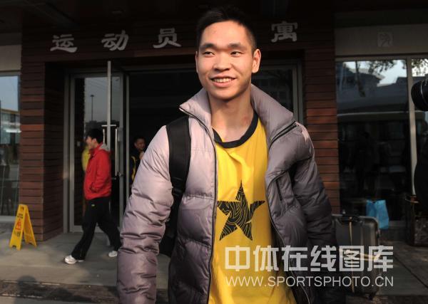 图文中国举重队出征世锦赛唐德尚笑容满面