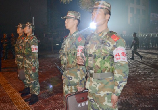 武警某部圆满完成调犯警戒勤务(组图)