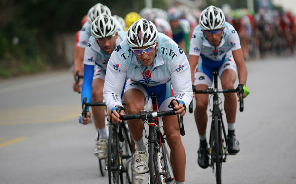 图文:环太湖自行车赛 选手们着雨衣骑行