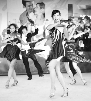 著名舞蹈家扬扬及其舞蹈团日前来到省会北国商城,为其代言的品