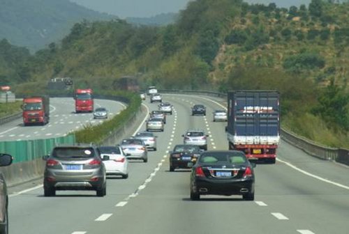 高速公路上整齐壮观车队