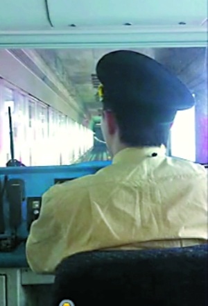 广州地铁司机全程高歌不停 歌王司机引热议(图