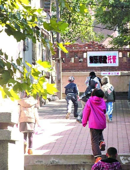 江苏路小学的一些学生放学后涌向学校周围的"小饭桌"陆波摄