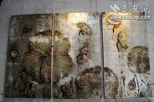 油画,画中荷叶均由真实荷叶制作而成 何丽告诉记者,画廊所有的作品图片