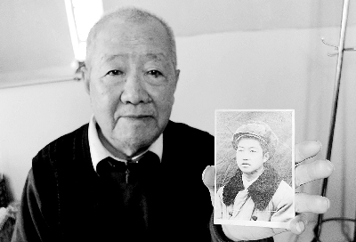 张明堂老人与他当年的照片