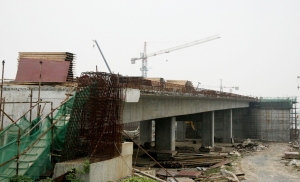 大桥西侧右幅引桥已成形,桥体施工钢架已全部拆除