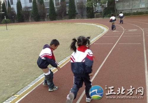 三小学生脱裤跑步 两女生监督(图)