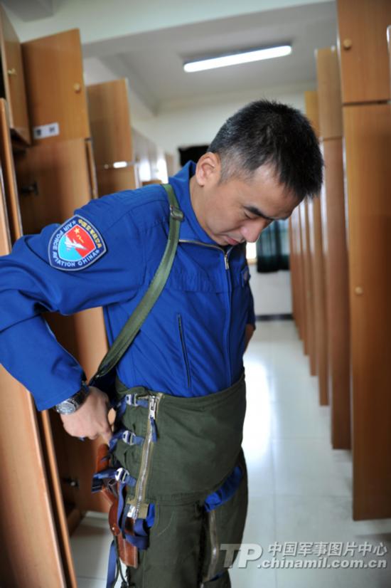 杨永飞,南空航空兵某师副师长,空军特级飞行员,空军上校军衔.
