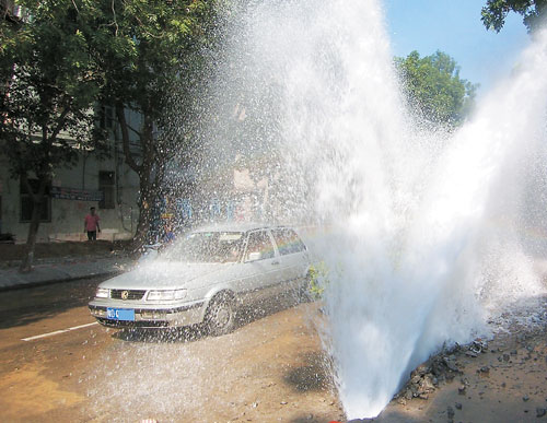 水管破裂 水柱10米高(图)