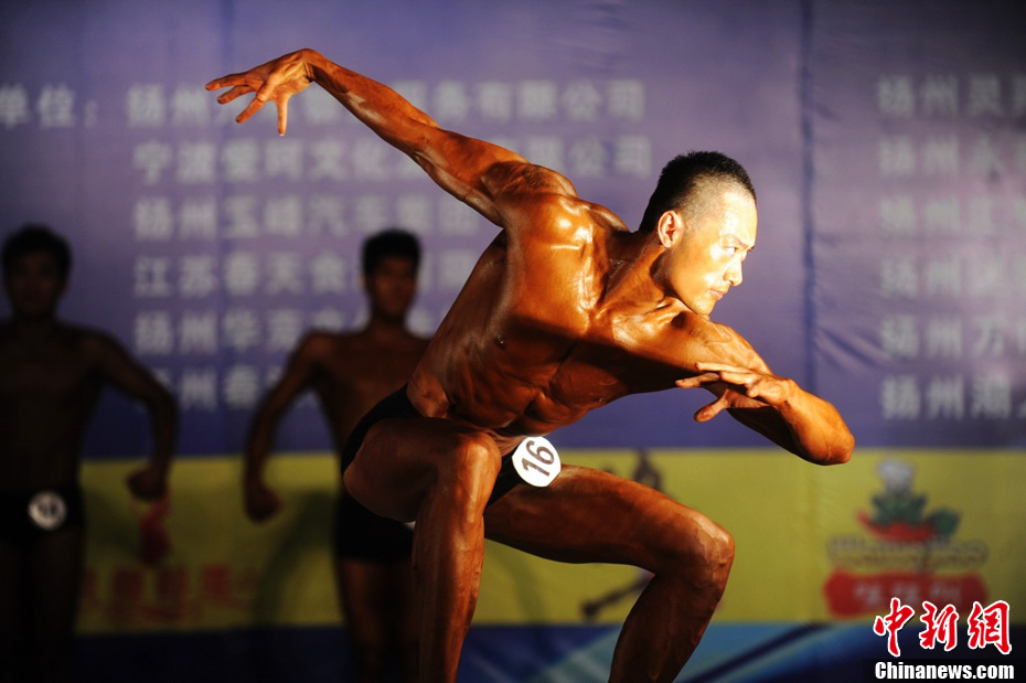 全国健美公开赛 选手云集扬州秀肌肉
