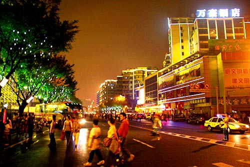 组图:2011广东国际旅游文化节今晚开幕 韶关街头节日气氛浓
