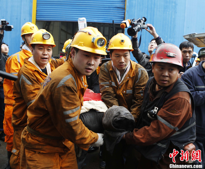 河南义煤集团董事长武予鲁为遇难矿工低头默哀