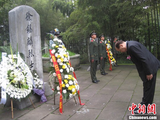 图为徐锡麟之孙徐乃达向祖父鞠躬进献花圈.中新社发 沈兰 摄