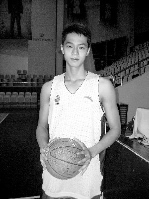 孙鹤峰组图:暴扣震惊ncaa 过招麦蒂和姚明合影
