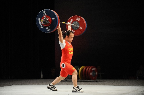 图文:举重世锦赛女子48kg 田源在挺举比赛中