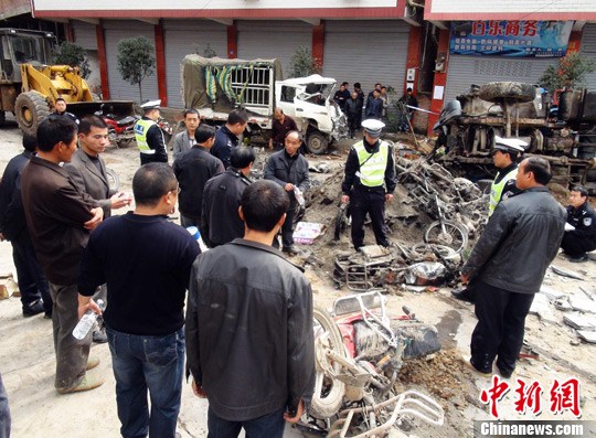 四川苍溪县龙山镇河地乡一辆车牌为川j04389混凝土搅拌车发生交通事故