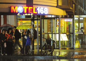 广灵路上这家连锁酒店多次成为卖淫少女与客人的交易场所 本报记者张龙 摄影制作