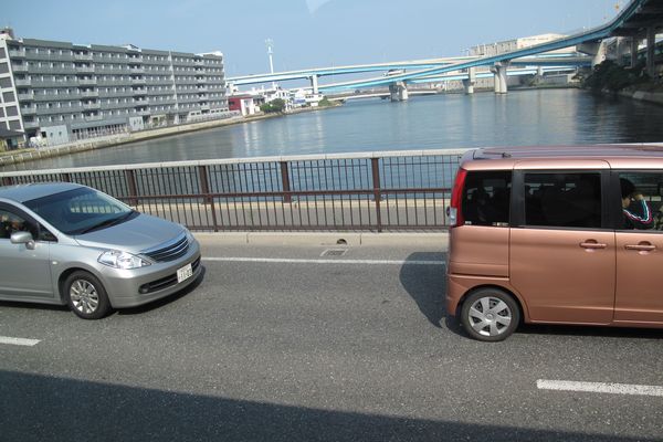 前车与后车的距离基本保持在5米以上,有些甚至达到10米.