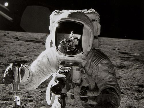1969年11月,“阿波罗12号”两位宇航员皮特•康拉德(Pete Conrad)和艾伦•宾(Alan Bean)双双踏上月球地表面。这张艾伦•宾的图像在伦敦拍卖会上被拍卖至5500英镑