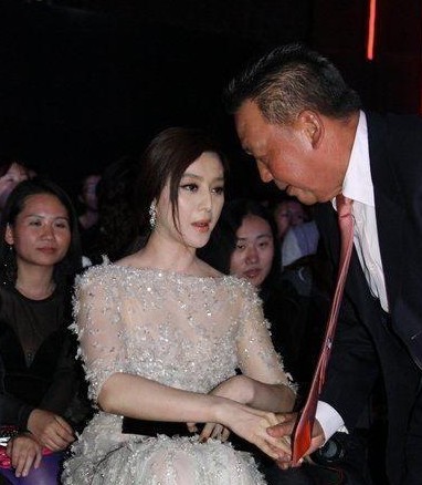 杨幂范冰冰郭晶晶 盘点被偷窥豪乳的20大体娱女星(组图)