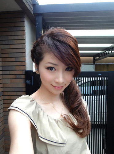 水谷雅子是一位不折不扣的家庭主妇，在日本某杂志举办“美魔女”的千人海选中，她凭藉着亮丽的外表脱颖而出，一举走红。