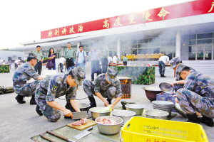 4日,观澜竹村,驻港部队深圳基地某团战士正在进行野外炊事模拟训练.