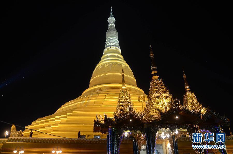 这是11月6日在缅甸内比都拍摄的供奉佛牙舍利的欧巴达丹蒂佛塔夜景.