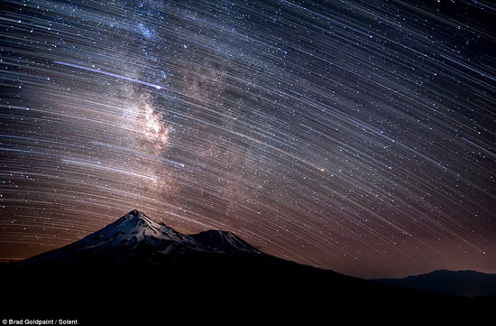 令人惊异的夜空景象:延时摄影展示星空之美