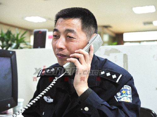 市交警支队秩序处规划科科长胡伟涛在本报接听热线.记者 李念 摄