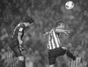 欧洲爆发洪水足球赛遭殃 技术流险些被暴雨冲