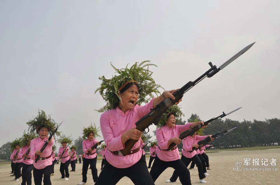 到地角看女子民兵的飒爽英姿:眼神霸气十足(组图)