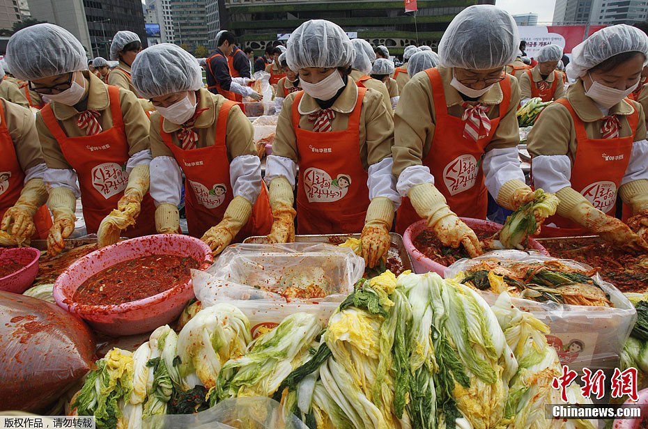 韩国民众腌制270吨泡菜 赠低收入家庭(组图)