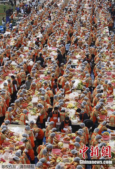 韩国民众腌制270吨泡菜 赠低收入家庭(组图)