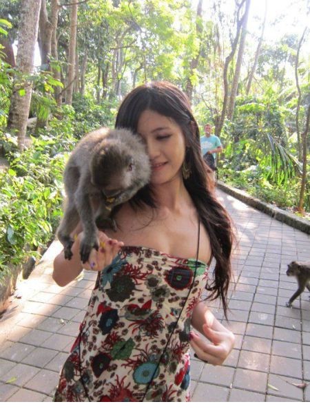 印尼色猴扯下辣妹胸部衣衫︰“猴抓妹”性感照曝光(組圖)