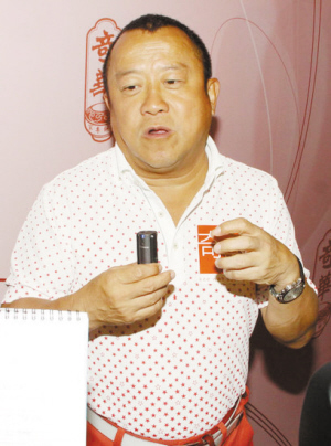曾志伟近日出席公开活动,提到陈冠希与16岁嫩模的亲密照曝光,曾志伟怒斥事件荒谬之余,也苦笑称陈冠希真是不长记性,坦言对他有点失望。